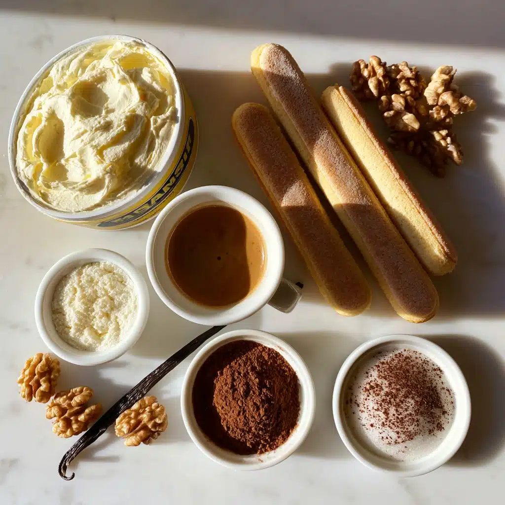 Ingrédients du tiramisu Ingrédients du tiramisu sans sucre disposés en flatlay sur marbre blanc