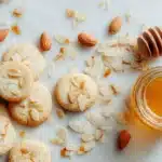 Sablés aux amandes healthy croustillants sans sucre ajouté sur marbre blanc