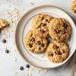 Cookies flocons d'avoine healthy sans sucre raffiné sur une assiette blanche en céramique