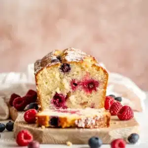 Tranche de cake aux fruits rouges sans sucre, mie moelleuse avec framboises et myrtilles, recette healthy